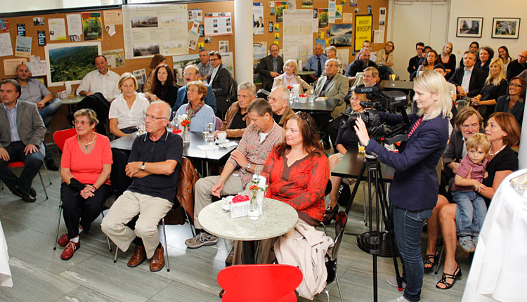 Im "Uni Café" fanden sich rund 50 Gäste zur Präsentation des neuen Campusguides ein. 