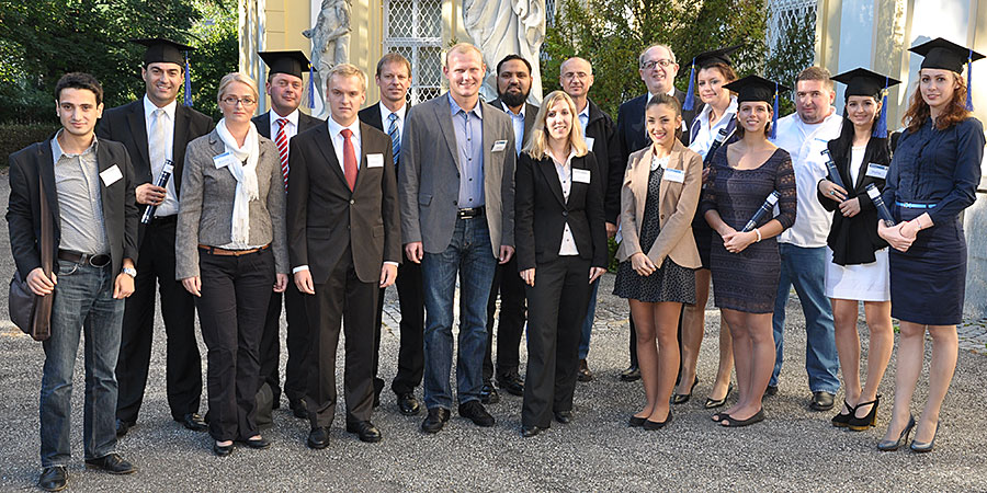 Die TeilnehmerInnen des neuen Kurses mit ihren VorgängerInnen sowie Lehrgangsleiter Tomislav Borić und seiner Stellvertreterin Zoe Temel (Mitte) 