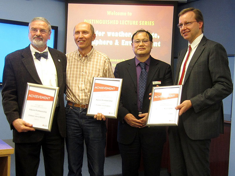 Gottfried Kirchengast (r.) bei der Feier zur Verleihung des "RMIT Adjunct Professor" mit Prof. Kefei Zhang (2.v.r.), Direktor des RMIT SPACE Research Centre, Prof. John Le Marshall (l.), einem führenden Wettersatelliten-Pionier, und Prof. Yuriy Kuleshov 
