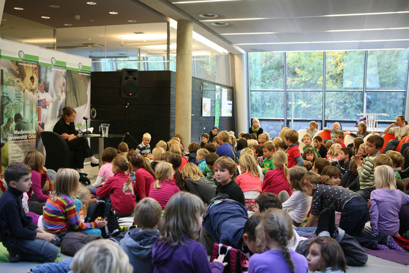 Die vielfach ausgezeichnete Kinderbuchautorin Renate Welsh las in der Bibliothek der Med Uni Graz vor einem begeisterten Publikum. Foto: Med Uni Graz. 