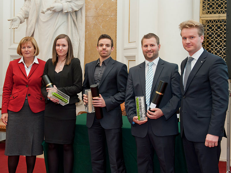 Rektorin Christa Neuper mit den PreisträgerInnen Verena Resch, Stefan Rinnerhofer und Martin Kulterer sowie IV-Vizpräsident Georg Knill (v.l.) 