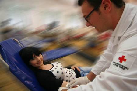 Arzt mit Blutspenderin 