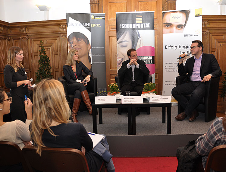 Konstantin Tzivanopoulos von der Pressestelle der Uni Graz sprach in der Podiumsdiskussion unter der Moderation von Tanja Baumgartner, alumni UNI graz, über Beruf(e) und Berfung(en). 