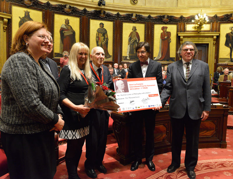 Daniela Camhy (4.v.r.) erhält den Friedenspreis der Henri La Fontaine Foundation in Brüssel. Foto/Picture: Bernadette Mergaerts / Cabinet of the Prime Minister of Belgium. 