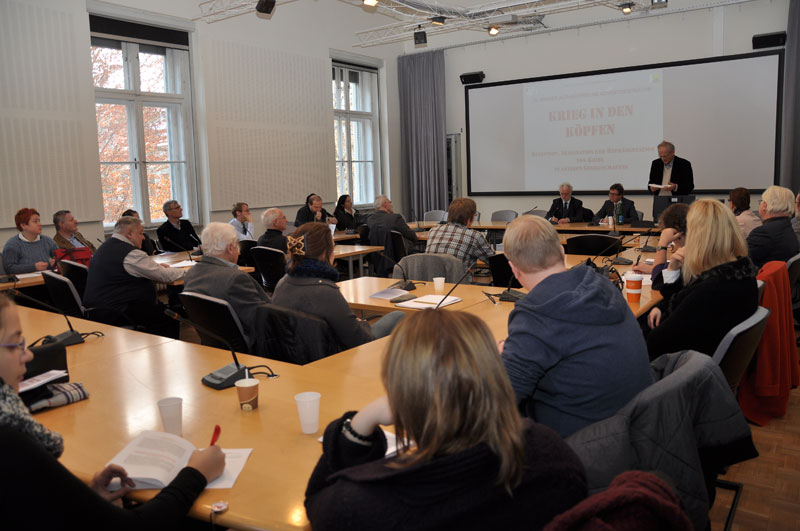 Ein bunt gemischtes Publikum verfolgte die Adventgespräche, die dieses Jahr unter dem Titel Krieg in den Köpfen stattfand. 