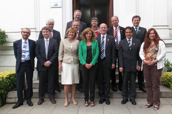 Zusammentreffen der österreichischen Delegation – darunter die RektorInnen Christa Neuper (Uni Graz), Richard Hagelauer (Uni Linz) und Wilfried Eichlseder (Montanuniversität) sowie bmwf-Generalsekretär Friedrich Faulhammer – mit VertreterInnen von 