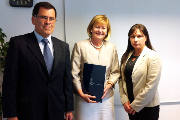 Besuch von Rektorin Neuper an der Universidad de Chile, am Foto mit Patricio Aceituno, Vizepräsident für Studienangelegenheiten (links), und Pía Lombardo, Direktorin für Internationale Beziehungen 