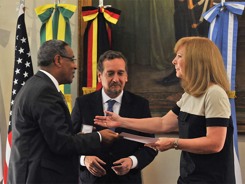 Aberra Mogessie erhält in Buenos Aires die Leloir-Medaille vom Argentinischen Minister für Wissenschaft und Technologie, Dr. Lino Barañao, und der Nationalen Direktorin für internationale Beziehungen, Ing. Águeda Menvielle. 