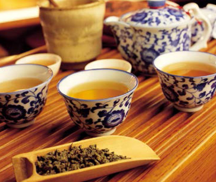 KursteilnehmerInnen werden in die hohe Kunst des chinesischen Teetrinkens eingeweiht. 