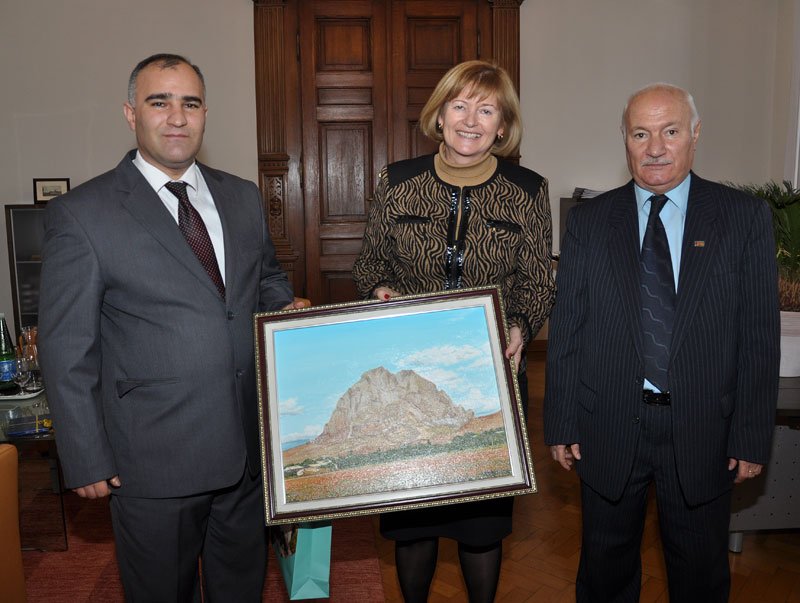 Besuch aus Aserbaidschan: Rektorin Neuper mit Anar Kazimov (r.), Vizerektor für Wissenschaft der Nakhchivan State University, und Hamza Jaffarov (l.), Head of the Workers Union of Nakhchivan State University. 