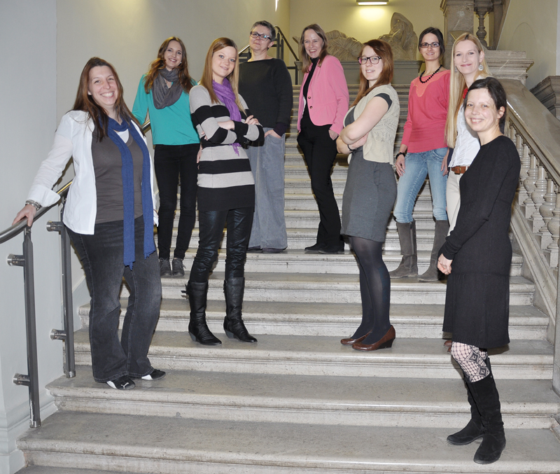 Ann Kathrin Gerteis, Sabrina Weber, Bettina Meier, Lisa Kienzl, Lydia Arantes, Sandra Rutter und Evelyn Knappitsch (v.l.) erhielten die Frauenstipendien 2013. Vizerektorin Renate Dworczak und AKGL-Vorsitzende Katharina Scherke (4. und 5. v.l.) gratulierte 