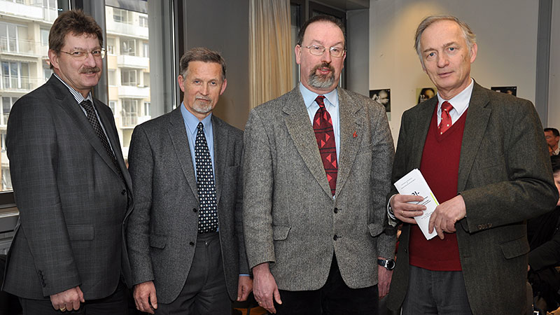 Vizerektor Peter Scherrer, Tagungs-Initiator Harald Heppner, Referent Oberstleutnant Harald Potempa aus Potsdam und Dekan Wolf Rauch (v.l.) 