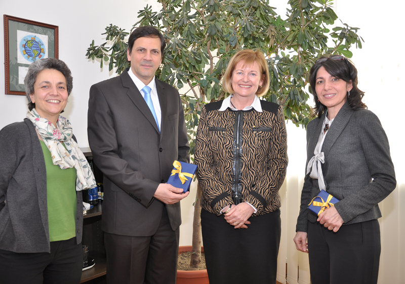 Mehr Mobilität für WissenschafterInnen: Diana Afrashteh vom Büro für Internationale Beziehungen, Juan Carlos Marsán Aguilera, Botschafter der Republik Kuba in Österreich, Rektorin Neuper und Maiky Díaz Pérez, Dritte Botschaftssekretärin (v.l.), t 