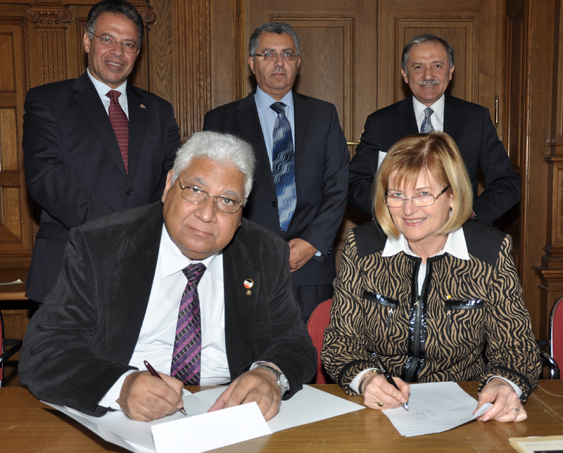 Drei Absichtserklärungen zur Kooperation, so genannte Memoranden of Understanding, wurden unterzeichnet: Rektorin Neuper und Mahmoud Zaki Ewiss, Counselor fort Postgraduate Studies and International Affairs von der Cairo University (sitzend), mit Kulturr 