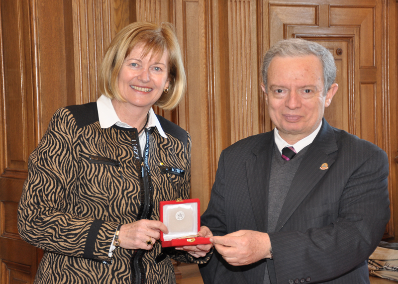 Austausch von Gastgeschenken: Rektorin Christa Neuper und Husin Eissa, Präsident der Ain Shams University. 