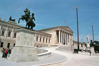 Das Parlament in Wien. Foto: anwyndarkelf/pixelio.de 