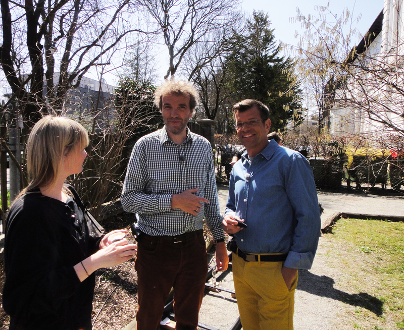 Christian Berg (Mitte), Leiter des Botanischen Gartens, und Biogärtner Karl Ploberger bei den Dreharbeiten im Garten. 