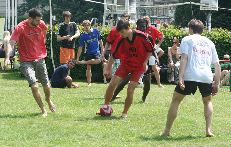 Das Barefoot World Cup 2013-Turnier findet am 24. Mai ab 12 Uhr auf der Wiese bei der Wetterstation vorm Hauptgebäude der Uni Graz statt. 