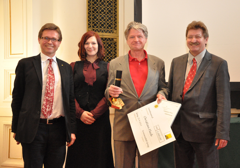 Der erste Träger des Seraphine-Puchleitner-Preises, Christian Fleck (2.v.r.), mit den Vizerektoren Martin Polaschek (l.) und Peter Scherrer (r.) sowie Vera Kummer (ÖH Doktorat GEWI). 