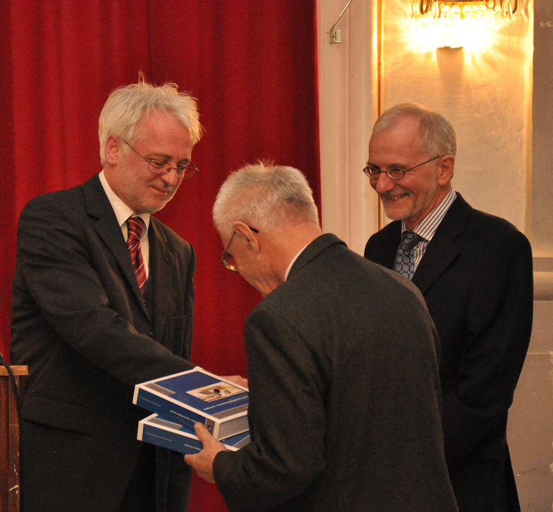Peter Mauritsch und Christoph Ulf überreichten dem Jubilar die von ihnen herausgegebene Festschrift. 