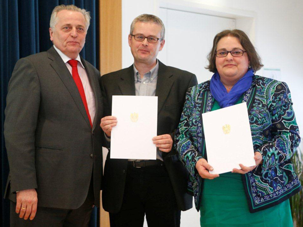 Dr. Marcus Ludescher, Projektverantwortlicher Vita Activa, und Dr. Andrea Waxenegger, Leiterin des Zentrums für Weiterbildung an der Uni Graz, nahmen die Auszeichnungen von Minister Rudolf Hundstorfer entgegen (links). 