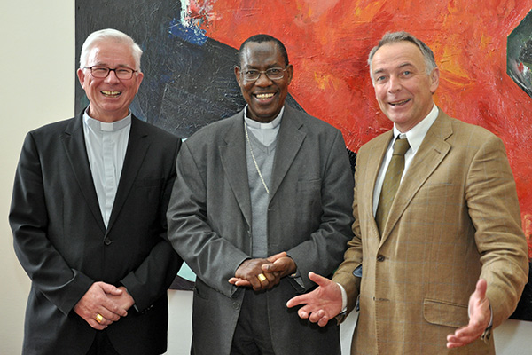 Weihbischof Franz Lackner (l.) und Theologie-Dekan Ferdinand Angel (r.) empfingen Erzbischof Simon Ntamwana an der Uni Graz. 