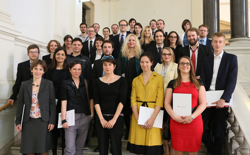 Die geehrten NachwuchswissenschafterInnen in der Hofburg: Michael Egger (4. Reihe von vorne, ganz rechts), Daniela Wagner (nebenstehend), Eva Klein (4. Reihe von vorne, 4. von rechts) und Lidija Rasl (1. Reihe vorne, ganz rechts) sind AbsolventInnen der K 