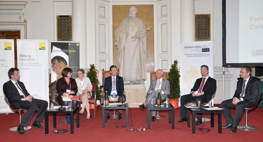 Podiumsdiskussion zum Thema Alumniarbeit und Fundraising an Universitäten und Forschungseinrichtungen in der Aula der Uni Graz. 