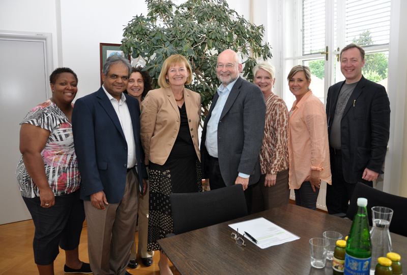 Besuch aus Amerika: Rektorin Christa Neuper empfing Sheena Brooks, Nawab Ali (1. und 2. v.l.), Deborah Cook, Stacy Moak und John Kirk (6., 7. und 8. v.l.) aus Little Rock, gemeinsam mit Doris Knasar, Koordinatorin des Programmes seitens des BIB (3.v.l.), 