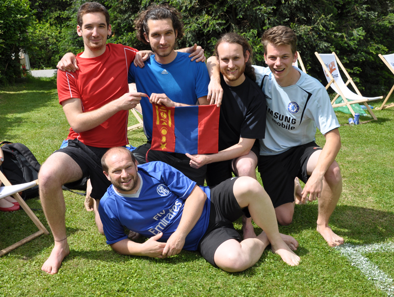 Ass.-Prof. Dr. Johannes Gießauf (liegend) vom Institut für Geschichte freute sich mit seinem Team über einen gelungenen Fußball-Nachmittag. 