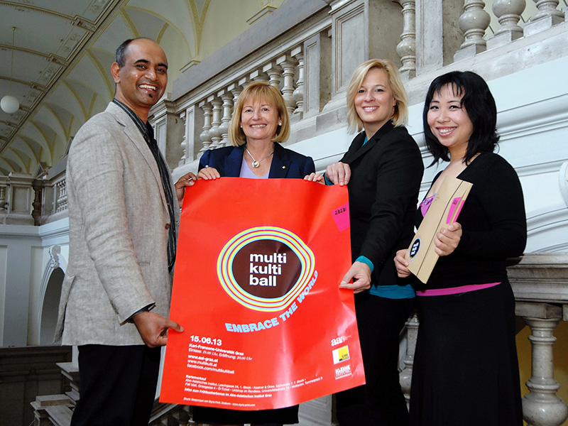 Pamir Harvey vom Afro-Asiatischen Institut, Rektorin Christa Neuper, Claudia Unger, Leiterin des Afro-Asiatischen Instituts, sowie Chia-Tyan YANG, Musikerin und Integrationsbotschafterin, laden zum Multikulti-Ball am 15. Juni 2013 an die Uni Graz 