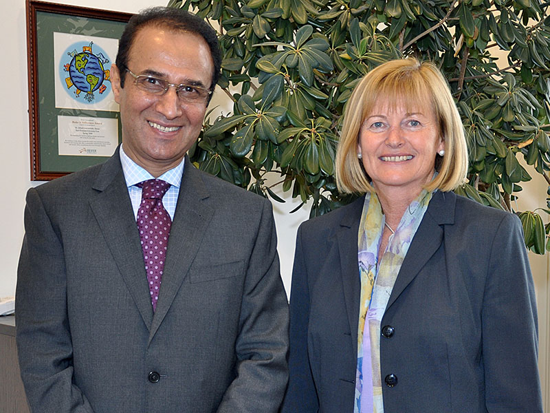 Botschafter Ayoob M. Erfani und Rektorin Christa Neuper 