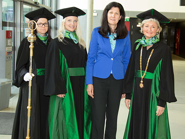 Die Würdenträgerinnen und um Vizerektorin Andrea Langmann verliehen feierlich die Abschlusszeugnisse. 