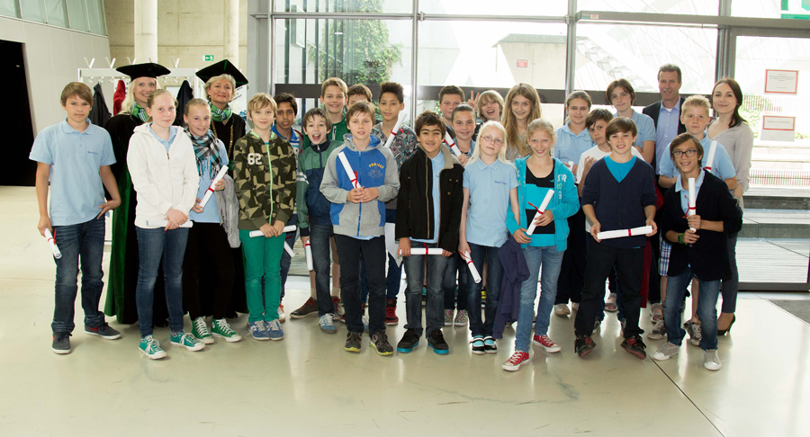 Die TeilnehmerInnen der Sponsion der KinderUni-Graz erhielten ihr Diplom und den Titel eines Magisters/einer Magistra KinderUniGraz. 