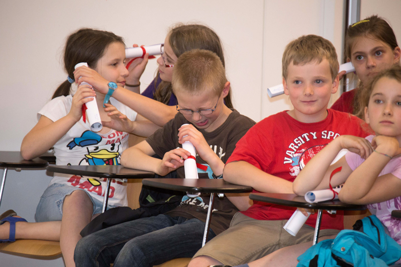 Viele spannende Stunden liegen hinter den Teilnehmenden. Bei ihrer Sponsion versprachen sie, auch in Zukunft neugierig zu bleiben. Fotos: Martin Wiesner. 