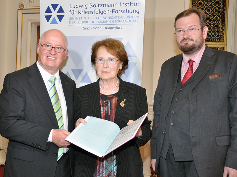 Stefan Karner (l.) überreichte den 12.000sten NKWD-Personalakt an Familie Haidinger. 