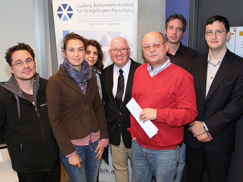 Stefan Karner (Mitte) und MitarbeiterInnen vom LBI für Kriegsfolgen-Forschung beim Pressegespräch am 5. Juni 2013 