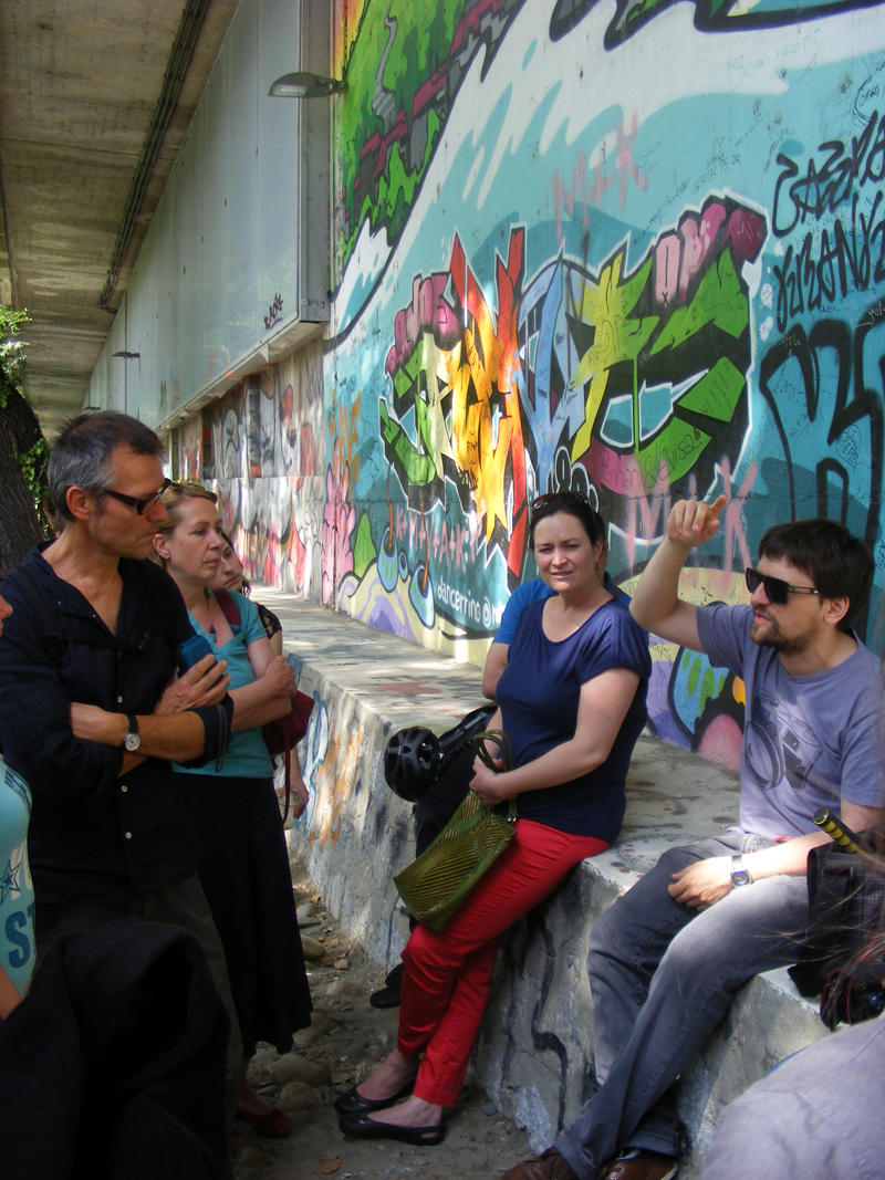 Grafikdesigner Simon Lemmerer (rechts) bei der Stadtführung mit Klaus Rieser, Leiter des Instituts für Amerikanistik, und Johanna Rolshoven, Leiterin des Instituts für Volkskunde und Kulturanthropologie. 