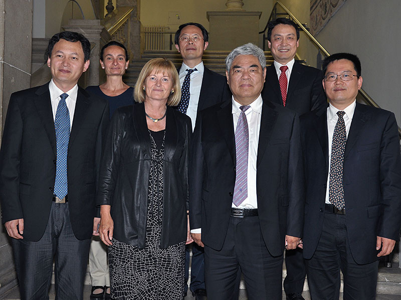 Vorne v.l.: Prof. Pu Lijie, Associate Vice President (Fachbereich Umweltressourcen), Rektorin Christa Neuper, Chancellor Hong Yinxing, Prof. Zou Yajun, Director of Chancellor's Office (Fachbereich Umweltressourcen); hinten v.l.: Mag. Sabine Pendl, Leiteri 