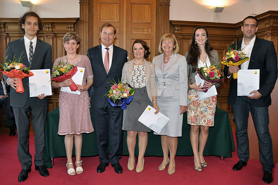 Nikola Stefanovic, Lidija Vindis-Roesler, Honorarkonsul Senator Rudi Roth, Zlata Hadzalic-Saljic, Rektorin Christa Neuper, Ilda Sabanovic und Ratko Peric (v.l.) 