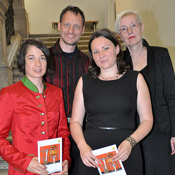 Ausstellungsgestalter Ralf Palandt, Comiczeichnerin Hannelore Greinecker-Morocutti (hinten) und die Kuratorinnen Daniela Kaufmann (l.) und Natalia Bauernhofer 