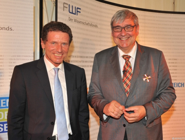 Wissenschaftsminister Karlheinz Töchterle verlieh FWF-Präsidenten Christoph Kratky hohe Ehren. 