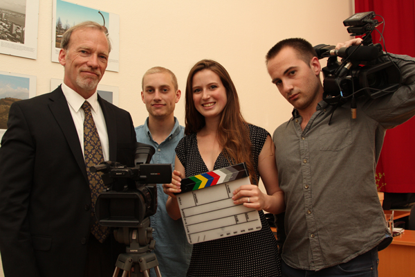 Für Dreharbeiten zu Gast an der Uni Graz: Steve McCarthy (links) mit Studierender der Montclair State University 