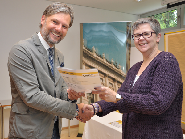 Vizerektorin Renate Dworczak überreichte die Zeugnisse an die 13 Führungskräfte aus dem wissenschaftlichen Bereich. 