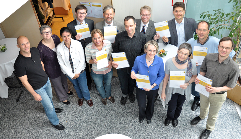 Die TeilnehmerInnen des ersten Unistart Führungskräfte-Programms erhielten ihre Zertifikate am 24. Juni 2013. 