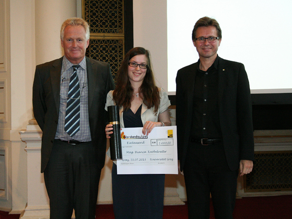 Bianca Knobelreiter empfing ihren Preis von ihrem Betreuer Kasper Klappacher (l.) und Vizerektor Martin Polaschek. 