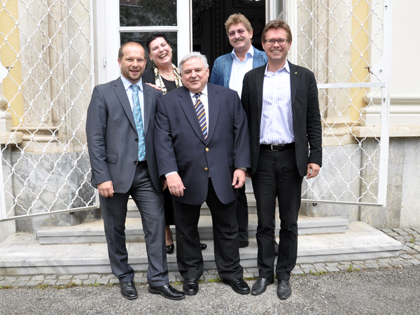 Gruppenbild mit Jubilar: Heribert Aigner (Mitte) mit Johannes Gießauf, Sabine Tausend, Vizerektor Peter Scherrer und Vizerektor Martin Polaschek (v.l.). 