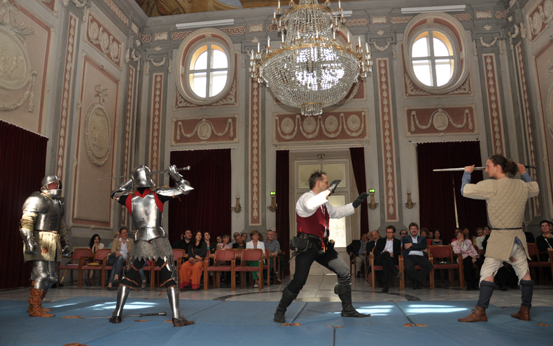 Schaukampf zum Geburtstag: Die Kämpfertruppe Bluot zi Bluoda zeigt ihre Kunst. 