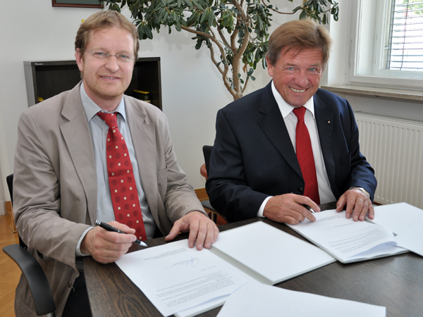 Ralph Zettl und Volker Pichler unterschrieben den Kooperationsvertrag zwischen dem alumni UNI graz und dem SOWI-Absolventenverein am 1. Juli 2013. 