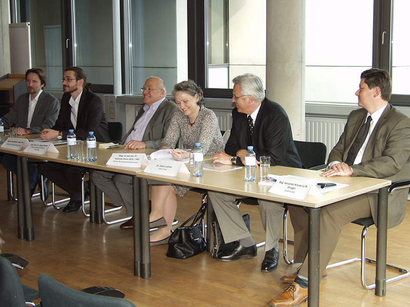 Hochkarätige Podiumsdiskussion zum Thema Lernen: Wie praxisnah soll und muss das rechtswissenschaftliche Studium sein? 